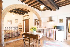 Fattoria Il Bruco في Pila: مطبخ وغرفة معيشة مع طاولة في غرفة