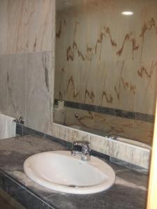 La salle de bains est pourvue d'un lavabo et d'un miroir. dans l'établissement Hotel Vadorrey, à Roa