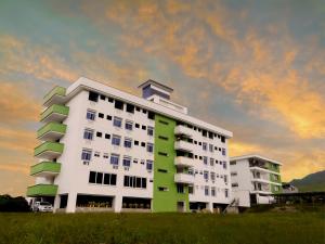 a white and green apartment building with a sky at Hotel Mocoa Samay in Mocoa