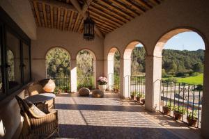 un patio al aire libre con vistas a las montañas en Can Alemany, en Santa Maragarida de Montbui