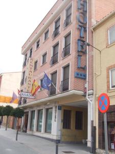 a building with a sign for a hotel at Hotel Vadorrey in Roa