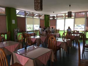Reštaurácia alebo iné gastronomické zariadenie v ubytovaní Motel d'Antananarivo