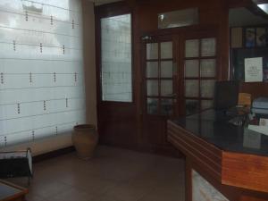 oficina con escritorio, puerta y ventana en Hotel Vadorrey, en Roa