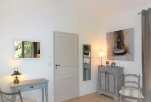 a room with a door and a table and a desk at Les Terrasses - Gordes in Gordes