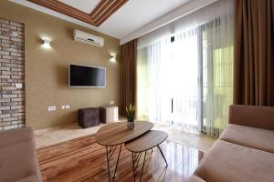 TV a/nebo společenská místnost v ubytování Barjaktar - Luxury Suites & SPA