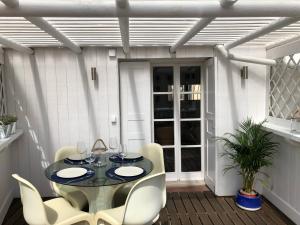 
A restaurant or other place to eat at Rossio Terrace Apartment
