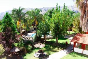 una vista aérea de un complejo con piscina y árboles en Cana Blaya Apart Hotel en Merlo