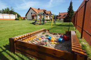 Children's play area sa Apartamenty i Pokoje "U BARBARY"