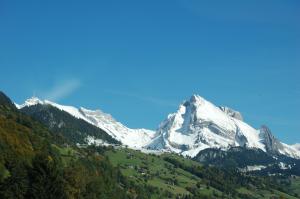 Vista generica sulle montagne o vista sulle montagne dall'interno della locanda