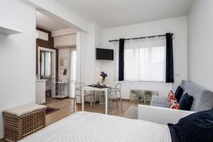 - un salon avec un lit et une table avec une chaise dans l'établissement Dreamsrome Lux, à Rome