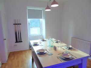 Gallery image of Snug - Tùr Sealladh Apartment in Helensburgh