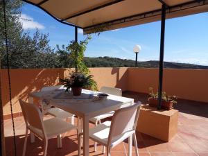 Biały stół i krzesła na patio w obiekcie Resort Paradise Marina di Camerota w mieście Marina di Camerota