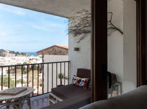 トッサ・デ・マールにあるLets Holidays Gabarra apartmentの海の景色を望むバルコニー付きの客室です。