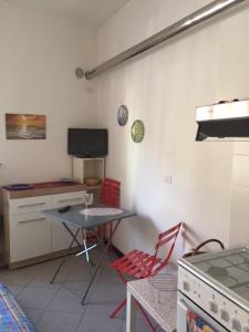 A kitchen or kitchenette at La stanzia du cavallu