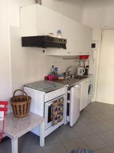 A kitchen or kitchenette at La stanzia du cavallu