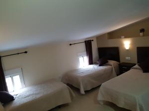 Łóżko lub łóżka w pokoju w obiekcie Hostal Málaga