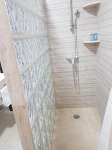 prysznic ze szklanymi drzwiami w łazience w obiekcie Hostal Málaga w mieście Arcos de la Frontera +37 zdjęć
