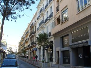 a street with cars parked in front of buildings at Golden Triangle 2Br/2Ba in Cannes