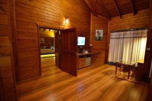 TV a/nebo společenská místnost v ubytování LakeRose Wayanad Resort