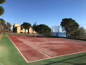 einen Tennisplatz mit einem Netz darüber in der Unterkunft Villa Bella Portbou in Portbou
