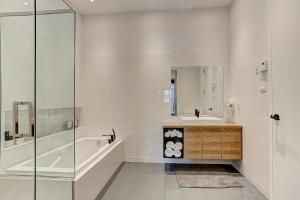 Phòng tắm tại Les Lofts du Centre by Simplissimmo