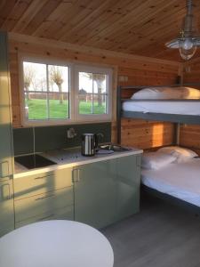 eine Küche mit 2 Etagenbetten in einem Zimmer in der Unterkunft Waterhut 1 Aduarderzijl in Aduarderzijl