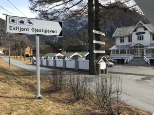 een straatbord aan de kant van een weg bij Eidfjord Gjestgiveri in Eidfjord