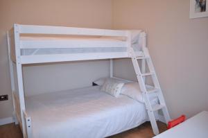 Bunk bed o mga bunk bed sa kuwarto sa Beehive Cottage