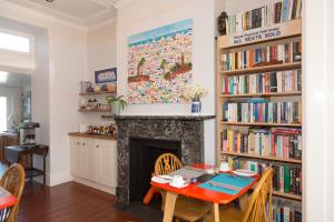 comedor con mesa y chimenea en 3 Porthminster B&B, en St Ives