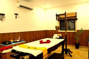 Veda5 Ayurveda & Yoga Retreat客房内的一张或多张床位