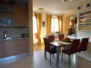 uma cozinha com uma mesa e cadeiras numa cozinha em villa Giada em Vallecchia