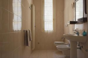 y baño con aseo y lavamanos. en B&B Palazzo Malaspina, en Piacenza
