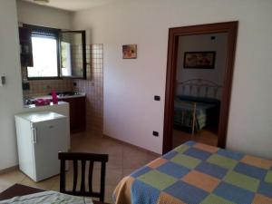 Schlafzimmer mit einem Bett, einem Waschbecken und einem Spiegel in der Unterkunft B&B Parcomonsignore in San Vito dei Normanni
