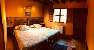 1 dormitorio con cama y ventana en L'Espantayu, en Cereceda