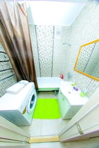 ein Badezimmer mit einem Waschbecken, einer Badewanne und einem WC in der Unterkunft Apart on Slavskogo 14 in Öskemen