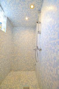 un bagno con doccia con piastrelle blu di Villa Giardin a Novigrad Istria Altre 22 foto