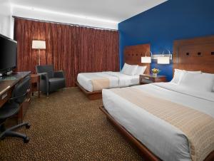 เตียงในห้องที่ Metterra Hotel on Whyte