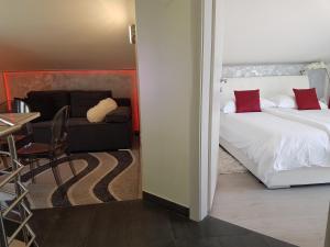 Posteľ alebo postele v izbe v ubytovaní Palladium City Center Apartments