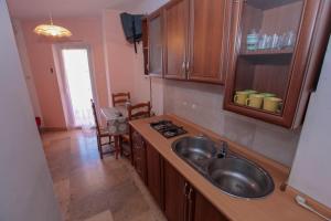 Kuchyňa alebo kuchynka v ubytovaní Villa Radojka