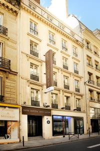 un edificio con un cartel en el costado en New Hotel Saint Lazare, en París