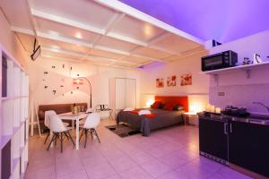 a bedroom with a bed and a table and a kitchen at B&B La Casetta in Cerignola