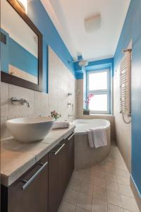 W łazience znajduje się biała umywalka, wanna i tubermot. w obiekcie Dworzec Centralny P&O Serviced Apartments w Warszawie