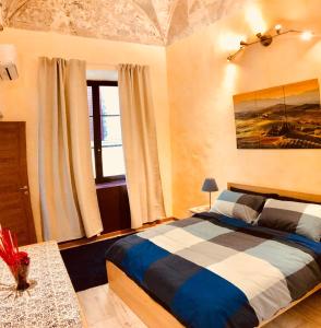 フィレンツェにあるLeonardo's Signoria Suiteのベッドルーム(ベッド1台、窓付)