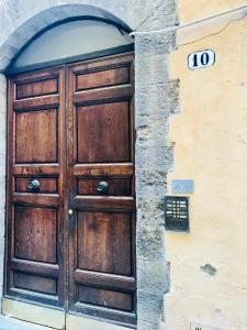 フィレンツェにあるLeonardo's Signoria Suiteの建物側の木製ドア