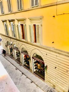 フィレンツェにあるLeonardo's Signoria Suiteの通路窓の並ぶ建物