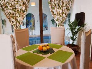 Una mesa con un plato de fruta encima en Villa Panoramica, en Menton