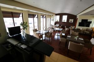 un restaurant avec des tables et des chaises ainsi qu'une salle à manger dans l'établissement Casa Torres, à Zacatecas