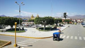 ウアルメイにあるHospedaje de los Reyesの市の通りの青い車を持つ通り