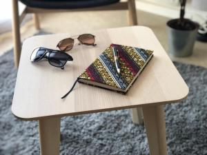 un tavolo con un libro e degli occhiali di Woézon Na Mi a Lione