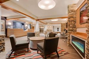 אזור ישיבה ב-Microtel Inn & Suites by Wyndham Clarion